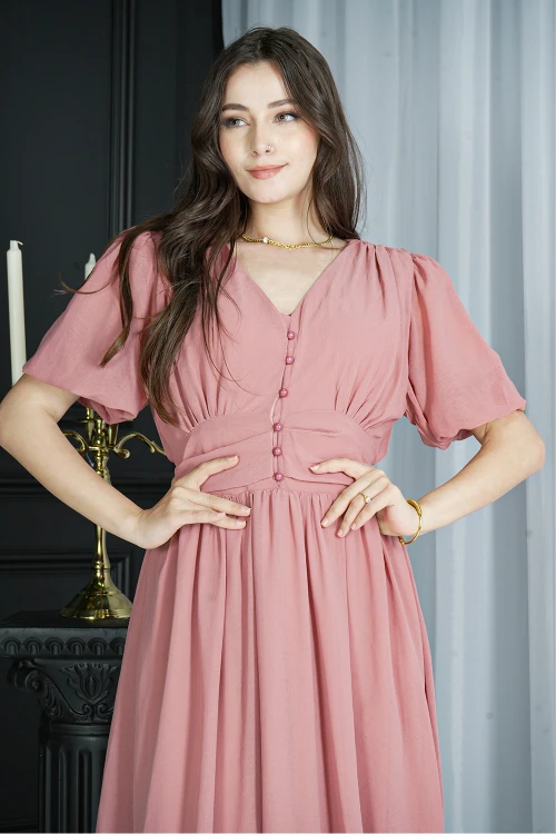 فستان نسائي انيق لون وردي سادة بأكمام قصيرة و فتحة صدر شكل سبعة و أزرار من الأمام