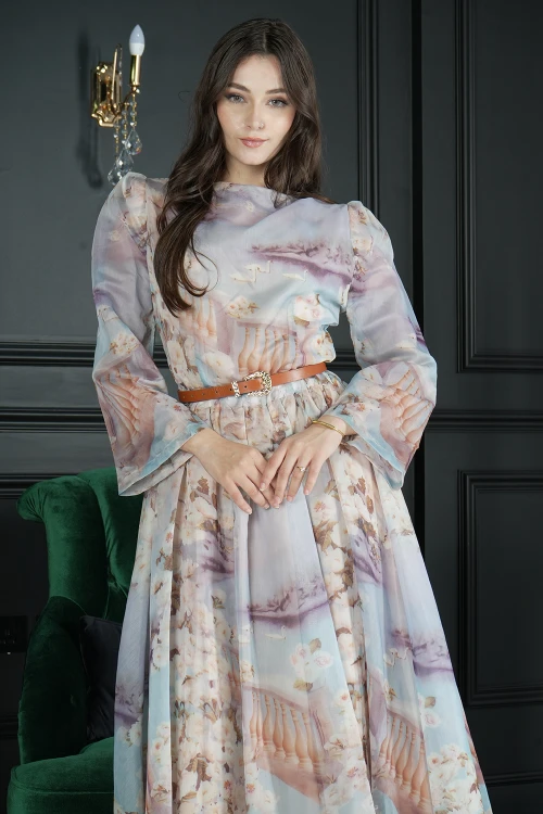 فستان نسائي أنيق قماش مشجر طويل و أكمام واسعة طويلة بفتحة صدر عالية وحزام بني منفصل على الخصر