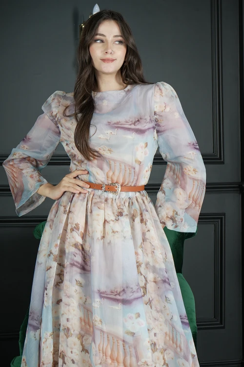 فستان نسائي أنيق قماش مشجر طويل و أكمام واسعة طويلة بفتحة صدر عالية وحزام بني منفصل على الخصر