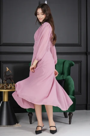 فستان نسائي أنيق قماش شيفون لون وردي سادة طويل بكسرات مزمومة من الأمام والخصر والأكمام  