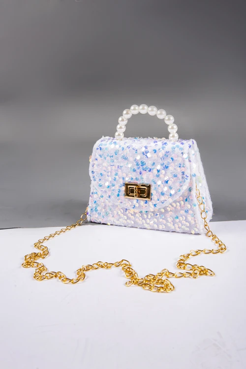 شنطة بناتي أنيقة ترتر أبيض مع سماوي بسلسال و قفل ذهبي و مسكة من اللؤلؤ