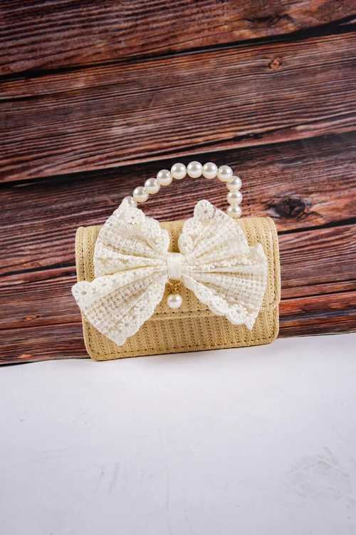 شنطة بناتي أنيقة لون ببيج مع فيونكة باللون السكري  مع مسكة مزينة باللؤلؤ وسلسال ذهبي