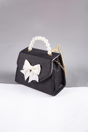 شنطة بناتي أنيقة لون أسود لامع مع فيونكة باللون السكري و مسكة من اللؤلؤ وسلسال ذهبي