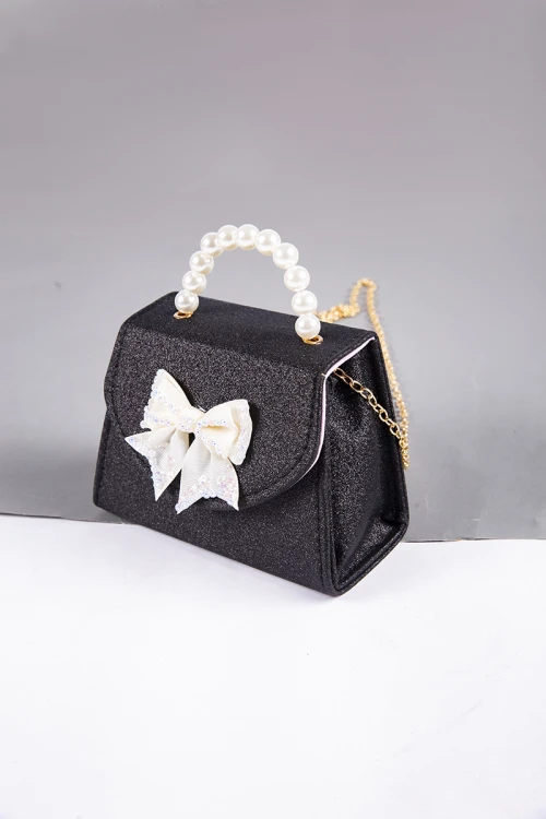 شنطة بناتي أنيقة لون أسود لامع مع فيونكة باللون السكري و مسكة من اللؤلؤ وسلسال ذهبي