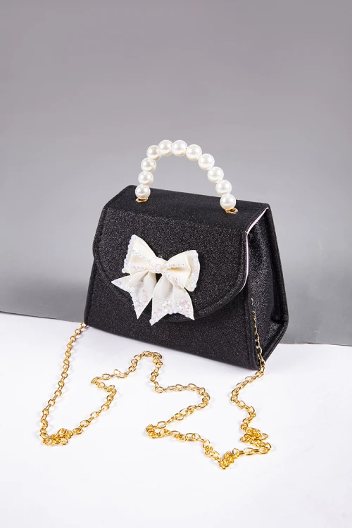 شنطة بناتي أنيقة لون أسود لامع مع فيونكة باللون السكري و مسكة من اللؤلؤ وسلسال ذهبي