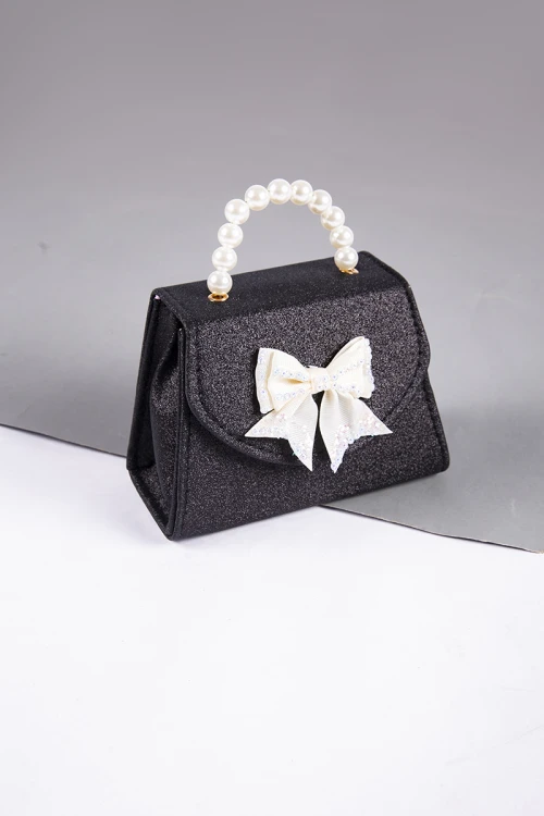 شنطة بناتي أنيقة لون أسود لامع مع فيونكة باللون السكري و مسكة من اللؤلؤ وسلسال ذهبي