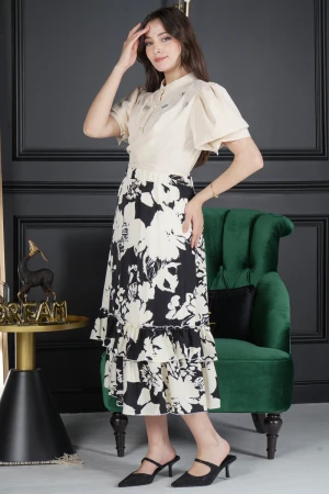 طقم نسائي أنيق قماش سكري سادة بأزرار أمامية و كريستال من الأعلى و قماش مشجر سكري مع أسود  و طبقات من الاسفل 