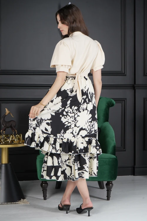 طقم نسائي أنيق قماش سكري سادة بأزرار أمامية و كريستال من الأعلى و قماش مشجر سكري مع أسود  و طبقات من الاسفل