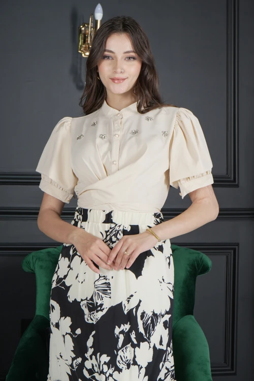 طقم نسائي أنيق قماش سكري سادة بأزرار أمامية و كريستال من الأعلى و قماش مشجر سكري مع أسود  و طبقات من الاسفل