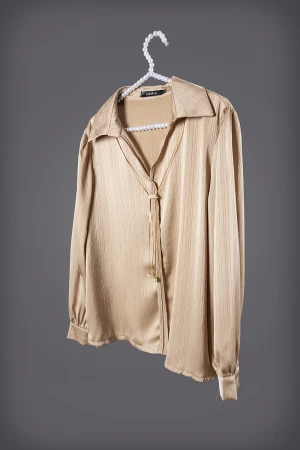 بلوزة نسائي أنيقة لون ذهبي أكمام طويلة بياقة مفتوحة برباط وسلسال ذهبي 