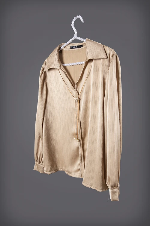 بلوزة نسائي أنيقة لون ذهبي أكمام طويلة بياقة مفتوحة برباط وسلسال ذهبي