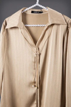 بلوزة نسائي أنيقة لون ذهبي أكمام طويلة بياقة مفتوحة برباط وسلسال ذهبي 