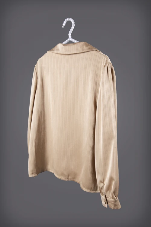 بلوزة نسائي أنيقة لون ذهبي أكمام طويلة بياقة مفتوحة برباط وسلسال ذهبي