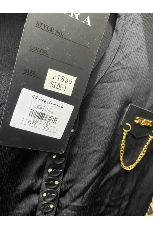 بلوزة نسائي أنيقة لون أسود  أكمام طويلة بياقة عليها زر قفل و أزرار زينة أمامية وشعار عليه سلسال ذهبي 