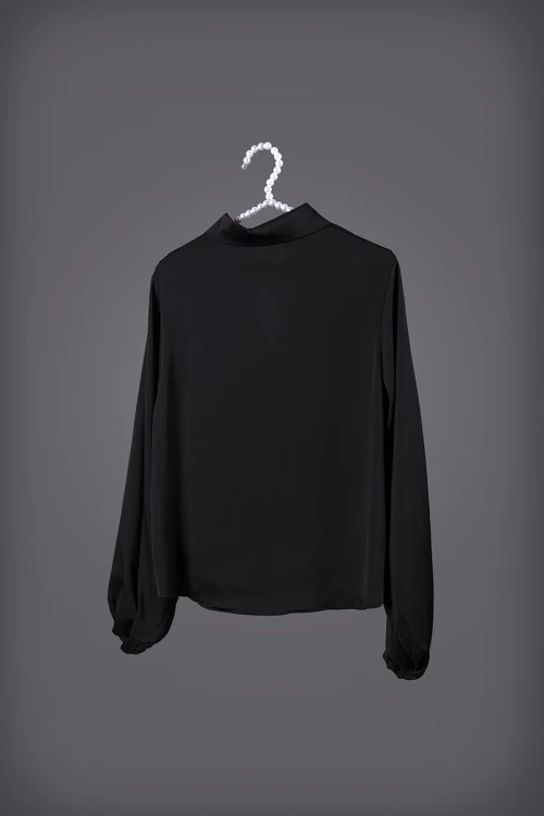 بلوزة نسائي أنيقة لون ذهبي أكمام طويلة بياقة مفتوحة برباط وسلسال ذهبي