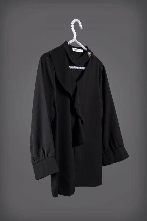 بلوزه  نسائي أنيقة لون أسود أكمام طويلة و ياقة دائرية بقفل أنيق مزخرف من الأمام مفتوح من الصدر