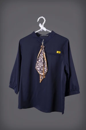 بلوزه نسائي أنيقة لون كحلي أكمام طويلة بسحاب من الأمام عليه رباط مشجر 