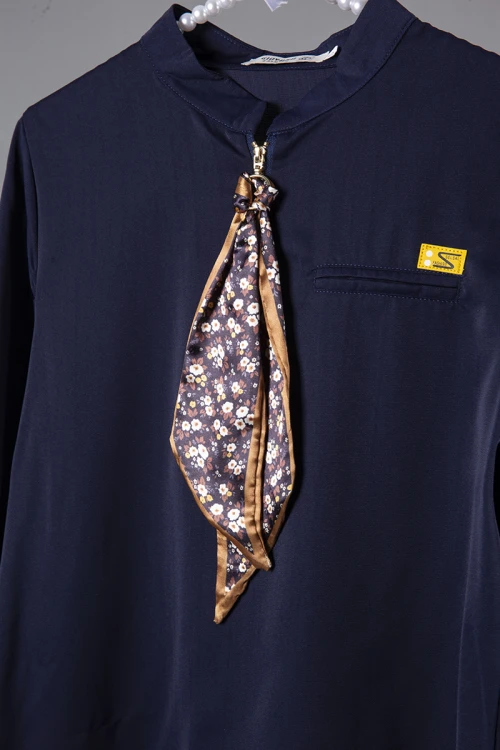 بلوزه نسائي أنيقة لون كحلي أكمام طويلة بسحاب من الأمام عليه رباط مشجر