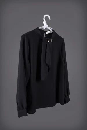 بلوزة نسائي أنيقة لون أسود أكمام طويلة و ياقة عالية مزينة بربطة وأكسسوار ذهبي عليه لؤلؤ من الأمام و زر قفل من الخلف  