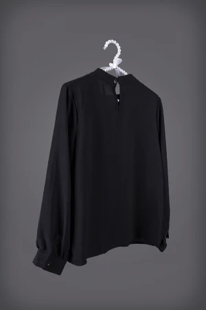 بلوزة نسائي أنيقة لون أسود أكمام طويلة و ياقة عالية مزينة بربطة وأكسسوار ذهبي عليه لؤلؤ من الأمام و زر قفل من الخلف  