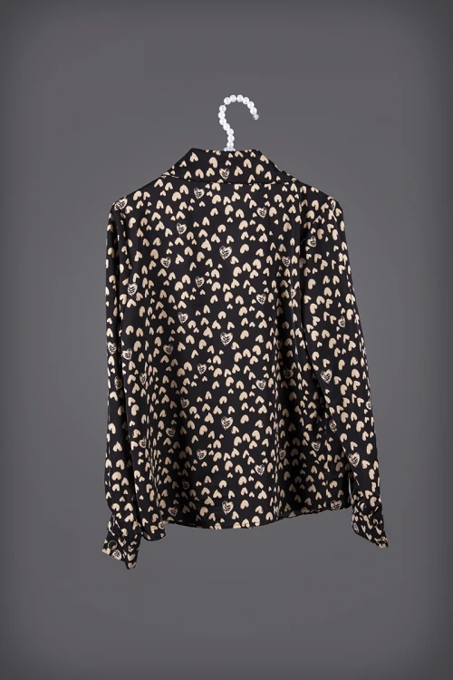 بلوزه نسائي أنيقة لون أسود بطبعات قلوب لون بيج أكمام طويلة و ياقة بقفل وأزرار من الأمام