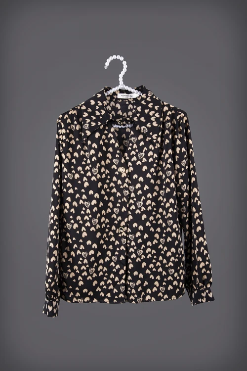 بلوزه نسائي أنيقة لون أسود بطبعات قلوب لون بيج أكمام طويلة و ياقة بقفل وأزرار من الأمام