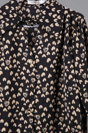 بلوزه نسائي أنيقة لون أسود بطبعات قلوب لون بيج أكمام طويلة و ياقة بقفل وأزرار من الأمام  