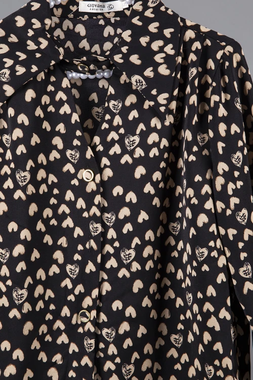 بلوزه نسائي أنيقة لون أسود بطبعات قلوب لون بيج أكمام طويلة و ياقة بقفل وأزرار من الأمام