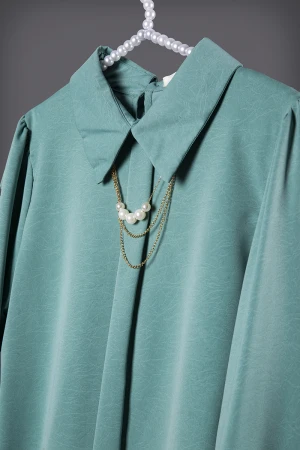 بلوزة قميص نسائي أنيقة لون تفاحي أكمام طويلة و ياقة بكسرة من الأمام عليها سلسال ذهبي 