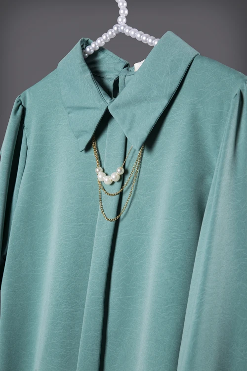 بلوزة قميص نسائي أنيقة لون تفاحي أكمام طويلة و ياقة بكسرة من الأمام عليها سلسال ذهبي