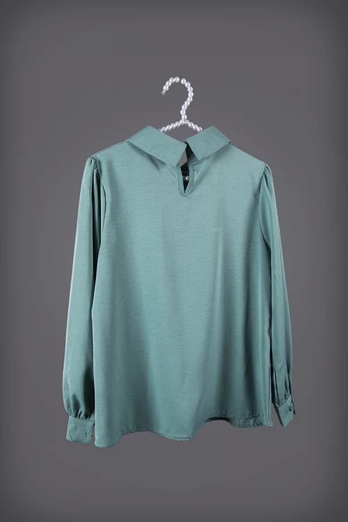 بلوزة قميص نسائي أنيقة لون تفاحي أكمام طويلة و ياقة بكسرة من الأمام عليها سلسال ذهبي