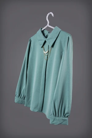 بلوزة قميص نسائي أنيقة لون تفاحي أكمام طويلة و ياقة بكسرة من الأمام عليها سلسال ذهبي 