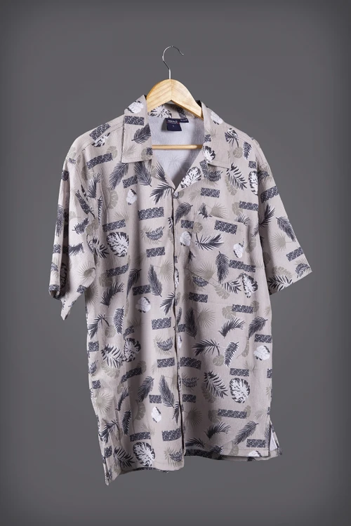 طقم رجالي صيفي قطعتين قماش مشجر قميص نص كم بأزرار أمامية و شورت برباط على الخصر