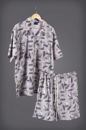 طقم رجالي صيفي قطعتين قماش مشجر قميص نص كم بأزرار أمامية و شورت برباط على الخصر  