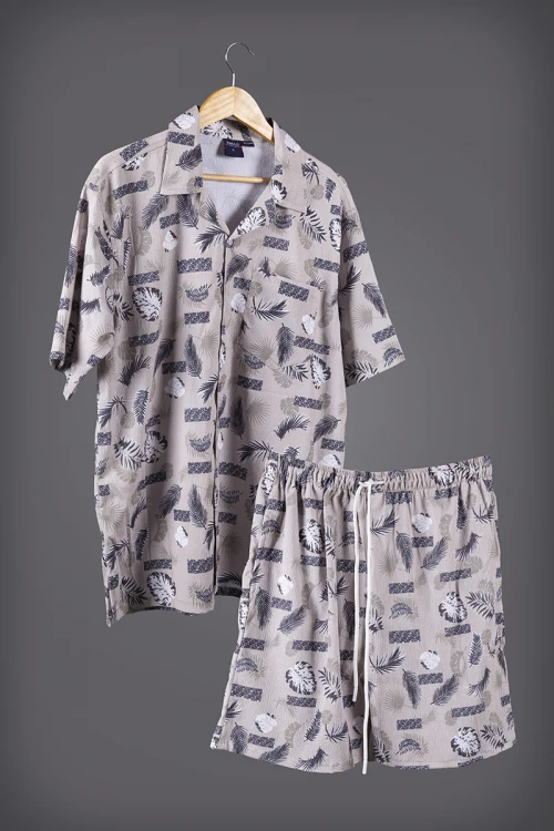 طقم رجالي صيفي قطعتين قماش مشجر قميص نص كم بأزرار أمامية و شورت برباط على الخصر
