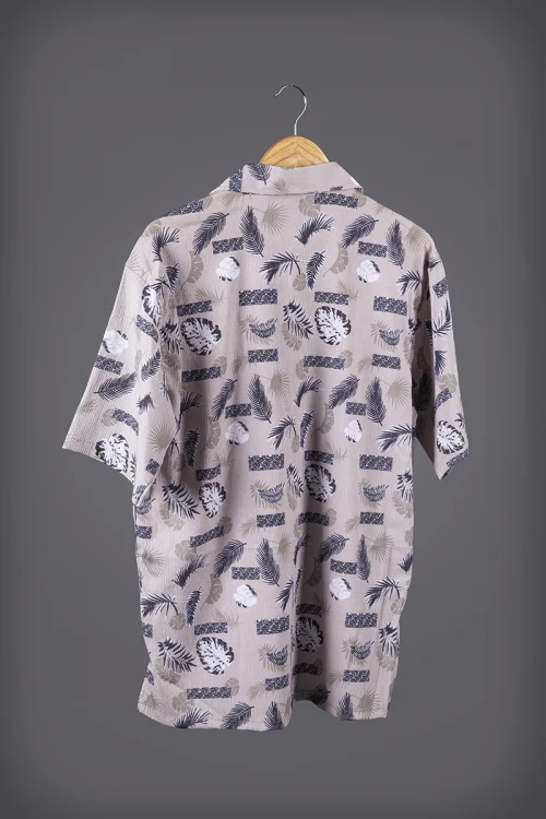 طقم رجالي صيفي قطعتين قماش مشجر قميص نص كم بأزرار أمامية و شورت برباط على الخصر