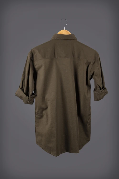 قميص رجالي أنيق لون بني أكمام طويلة بياقة و أزرار من الأمام