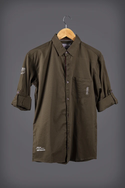 قميص رجالي أنيق لون بني أكمام طويلة بياقة و أزرار من الأمام