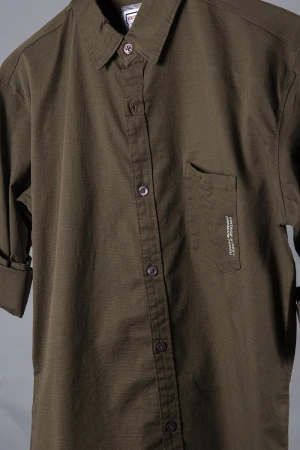 قميص رجالي أنيق لون بني أكمام طويلة بياقة و أزرار من الأمام