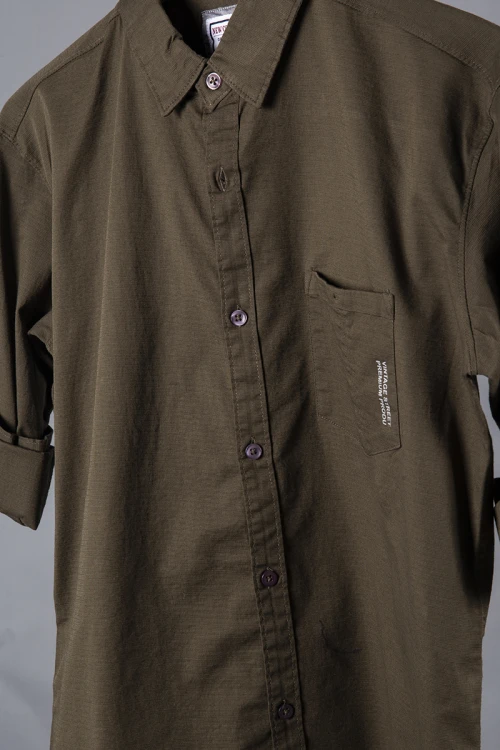 قميص رجالي أنيق لون بني أكمام طويلة بياقة و أزرار من الأمام