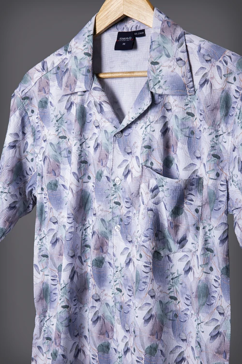 طقم رجالي صيفي قطعتين قماش مشجر قميص نص كم بأزرار أمامية و شورت برباط على الخصر