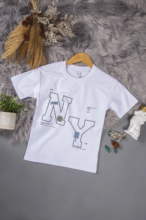 تيشرت ولادي لون أبيض عليه كتابات وحروف من الأمام