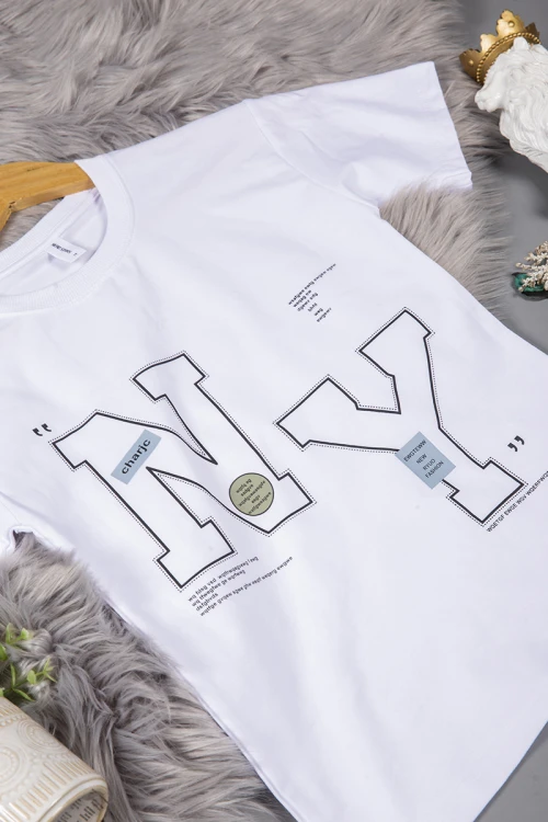 تيشرت ولادي لون أبيض عليه كتابات وحروف من الأمام