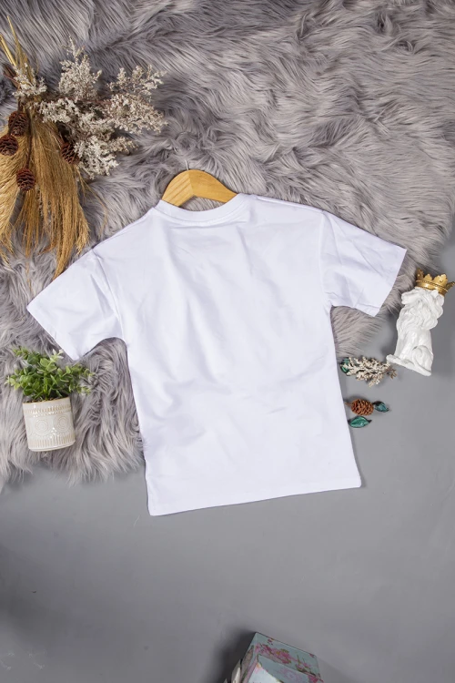 تيشرت ولادي لون أبيض عليه كتابات وحروف من الأمام