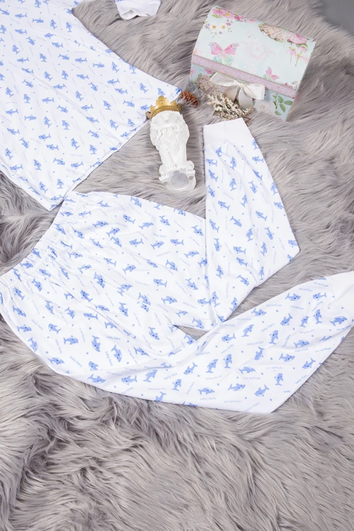 تيشرت ولادي لون أبيض عليه كتابات وحروف من الأمام