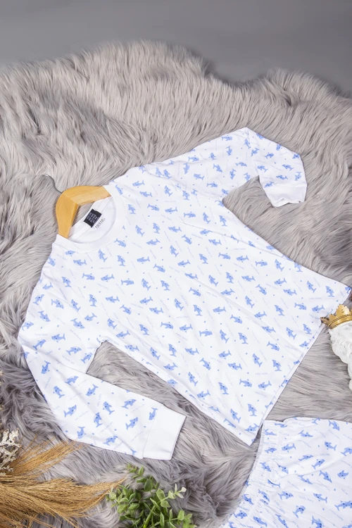 تيشرت ولادي لون أبيض عليه كتابات وحروف من الأمام