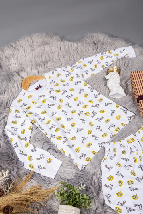 بيجاما ولادي قطعتين لون أبيض بطبعات وكتابات باللون البني و الأصفر أكمام طويلة و بنطلون مزموم من الخصر