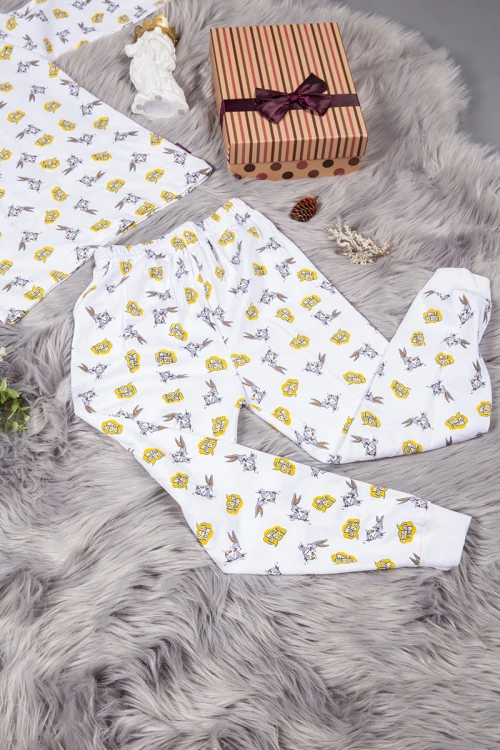 بيجاما ولادي قطعتين لون أبيض بطبعات وكتابات باللون البني و الأصفر أكمام طويلة و بنطلون مزموم من الخصر