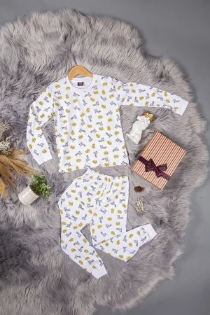 بيجاما ولادي قطعتين لون أبيض بطبعات وكتابات باللون البني و الأصفر أكمام طويلة و بنطلون مزموم من الخصر  