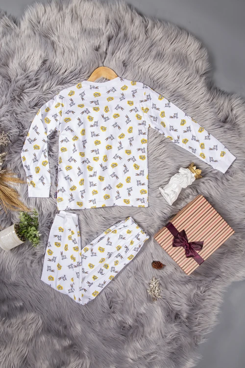 بيجاما ولادي قطعتين لون أبيض بطبعات وكتابات باللون البني و الأصفر أكمام طويلة و بنطلون مزموم من الخصر